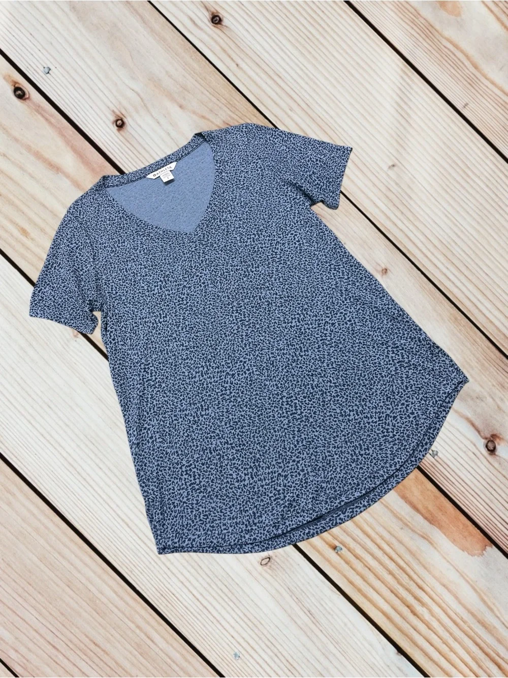 Athleta S blue cheetah print breezy scoop v-neck tee
